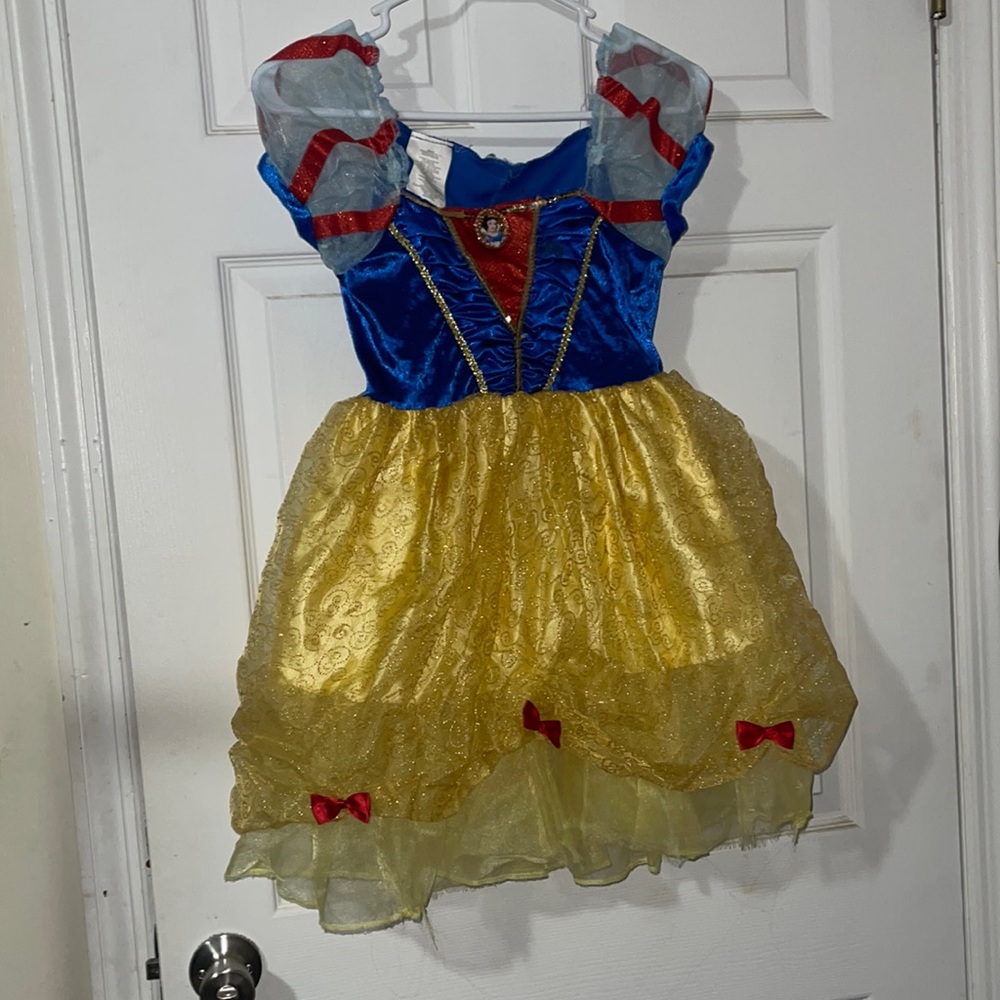 Little girl Disney princess Snow White costume